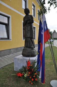 KNOBLEHARJEVO 2011 - Odkritje kipa Frana s. Metelka in odprtje razstave umetniških del Ferenca ccsernika 11